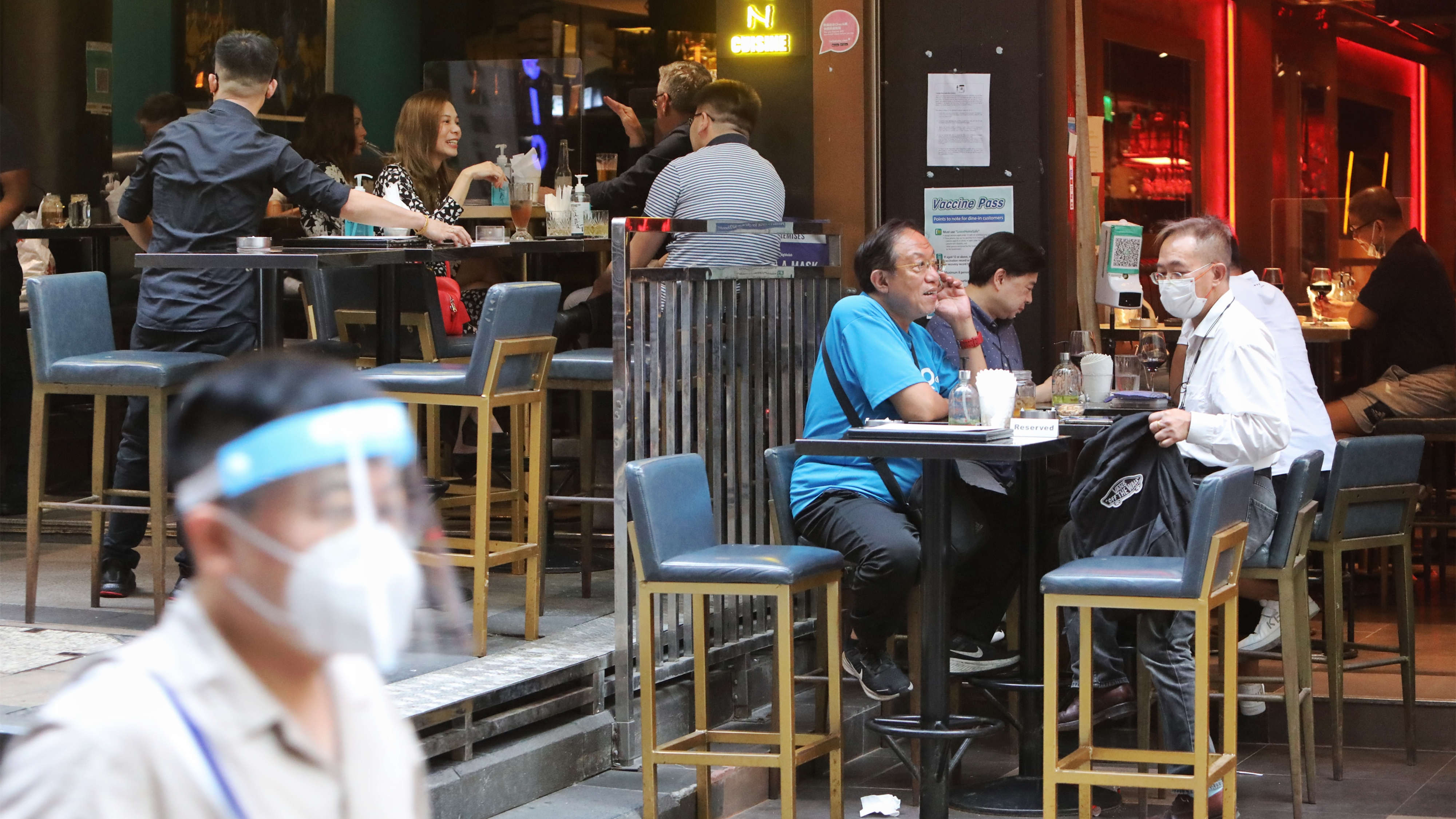 圖集｜本港酒吧重開反應熱烈 首晚訂座率達7至8成