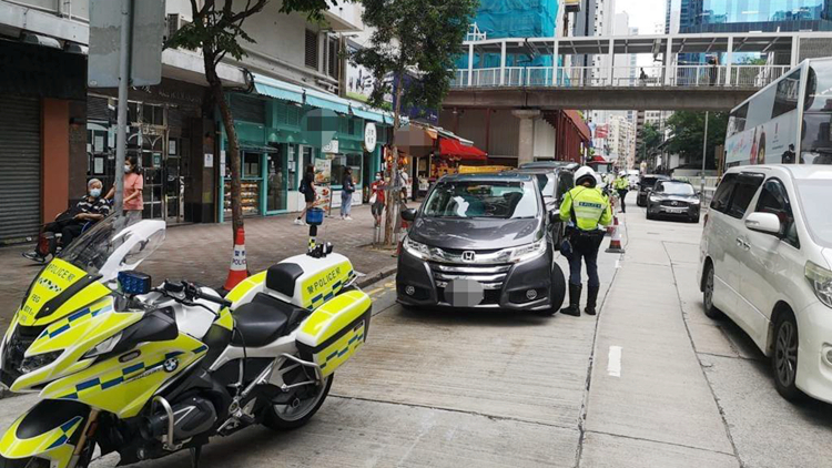 警方港島打擊公共服務車輛違例 檢控36名司機及乘客