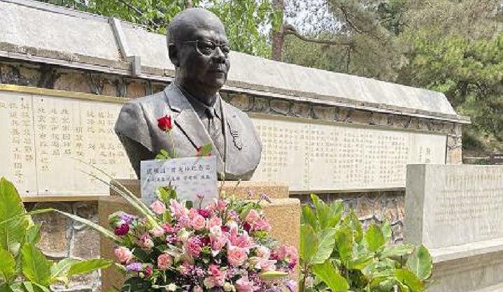 圓明園曾憲梓紀念日  北京市民獻花緬懷曾老