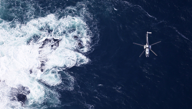 時隔33天 日本北海道沉沒觀光船被打撈出水面