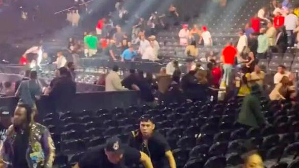 美國紐約發生踩踏事件 致16人受傷