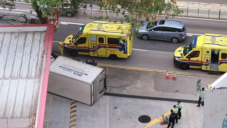貨車何文田油站對開失控翻側 2人受傷送院救治
