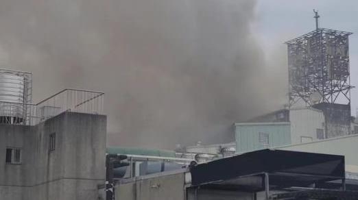 台中住宅騎樓火警 20輛車被燒毀4戶住宅樓受波及