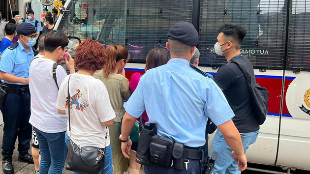 警方觀塘搗破非法麻雀賭檔 拘12人包括一名被通緝人士