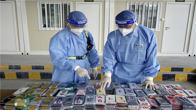 拱北海關查獲今年最大宗跨境客車走私手機案