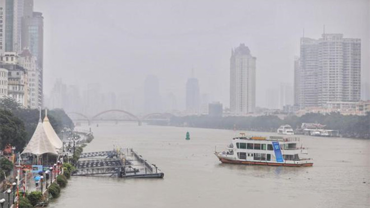 廣東多地暴雨引發內澇道路被淹 廣州市區珠江水漫過堤岸