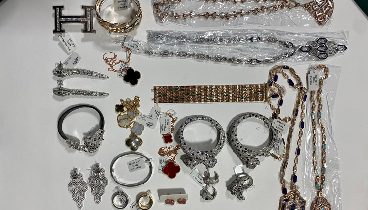 海關打擊展會售假 檢獲49件懷疑冒牌首飾