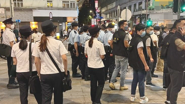 警方聯同食環署尖沙咀巡查處所 5酒吧違防疫規定22顧客被票控
