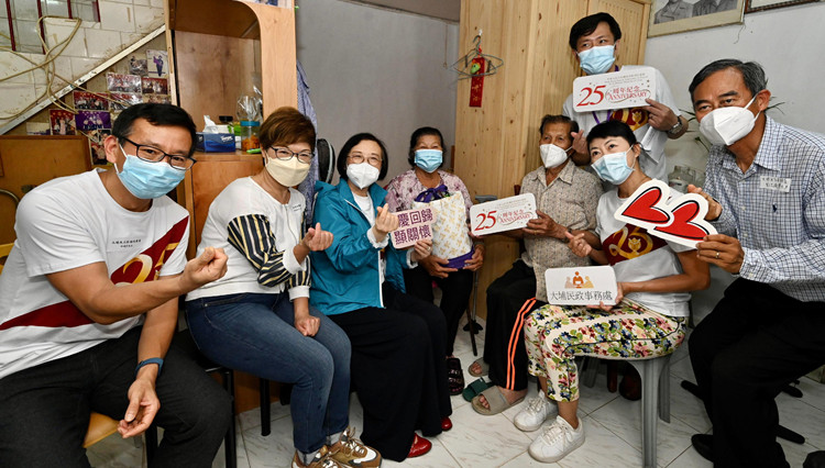 陳肇始參與大埔「共慶回歸顯關懷」活動 探長者及特別需要家庭