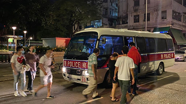 警突擊元朗住宅單位 搗破百家樂賭檔拘24人