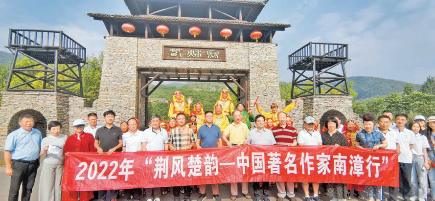 作家探秘千寨之鄉 奇峰怪石間品《春秋》