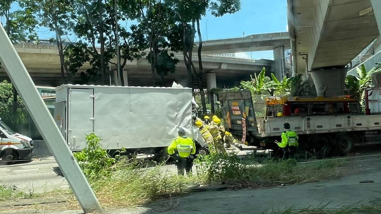 有片丨葵涌道3車相撞 密斗貨車司機傷重不治