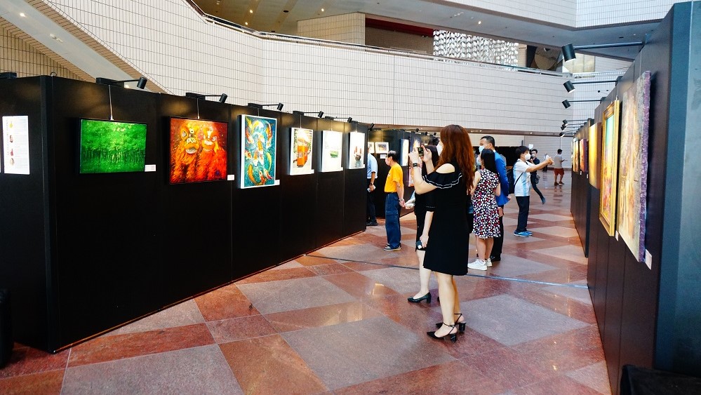 【展覽】七位俄羅斯藝術家聯展  展現外國畫家眼中的香港
