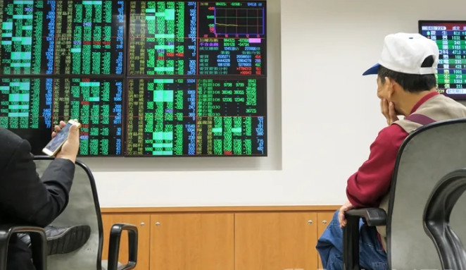 台積電聯電破底 台股盤中跌逾340點失守14900點