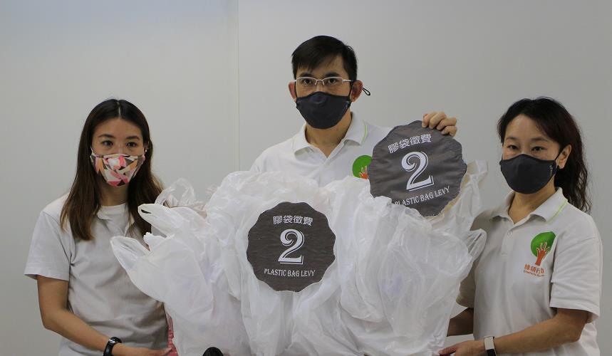 調查：七成半受訪市民贊成膠袋徵費增至2元