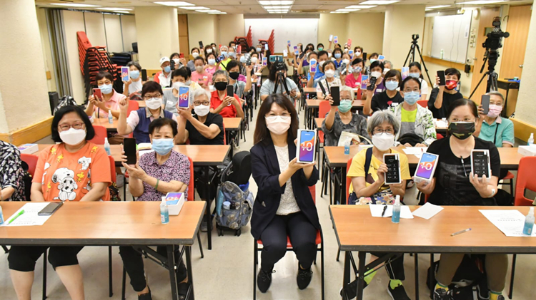 工聯會送贈百部智能手機 義工指導長者善用通訊科技