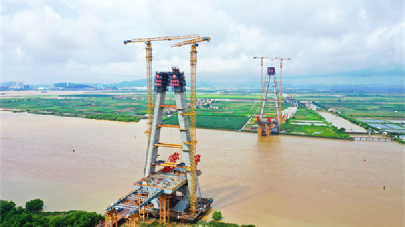 南中高速迎來新進展  洪奇門特大橋19號主塔順利合龍