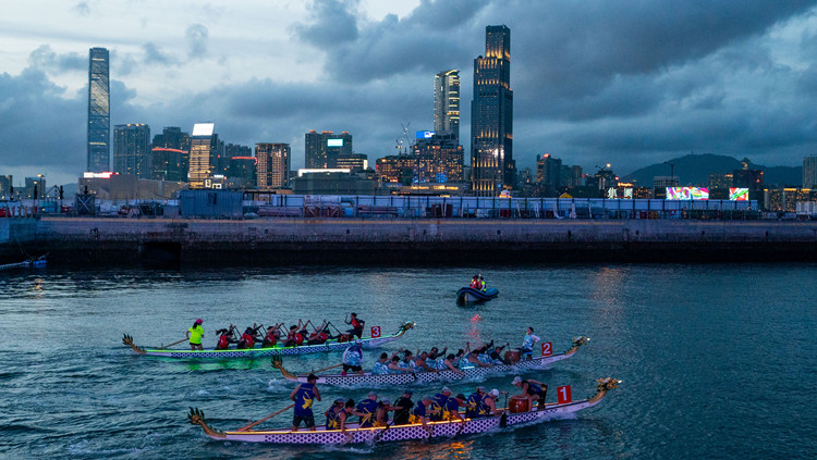 圖集丨「夜光」龍舟賽耀維港