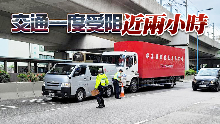 觀塘道電單車捱撞 女乘客捲貨車底喪生