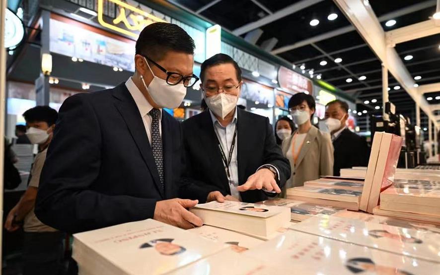 鄧炳強參觀書展訪紀律部隊 了解招募情況