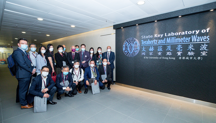 參觀城大國家級實驗室  中學校長：收穫豐富