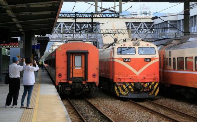 台鐵軌道疑遭行人闖入 鳳山至九曲堂列車延誤