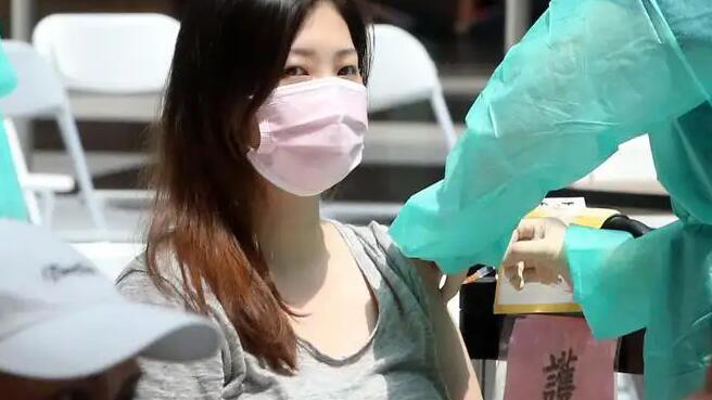 台灣26日新增25071宗確診個案 再多37人死亡