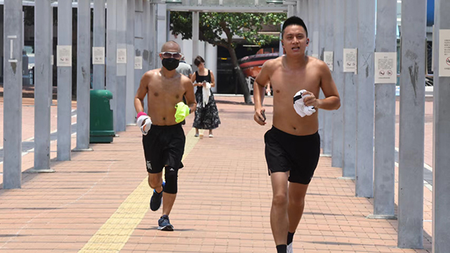 圖集｜ 熱浪襲港汗長流 市民各顯神通消暑