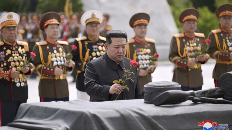 緬懷中國人民志願軍 金正恩參謁友誼塔