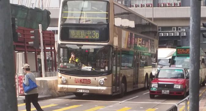 九巴推「環保有禮」活動 club1933會員搭電巴可免費獲限量版襟章