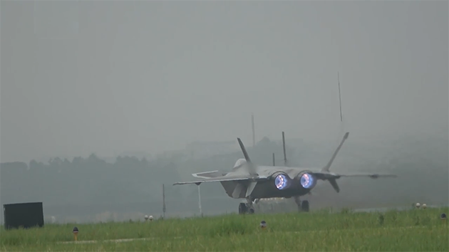 有片｜現場視頻！東部戰區於台島周邊海空域實戰化聯合演訓