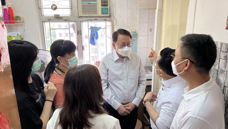 陳國基探訪劏房家庭 了解基層學生困難