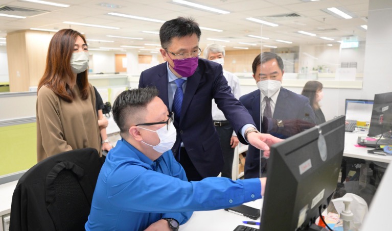 創新科技及工業局局長孫東視察資科辦強制檢疫支援中心