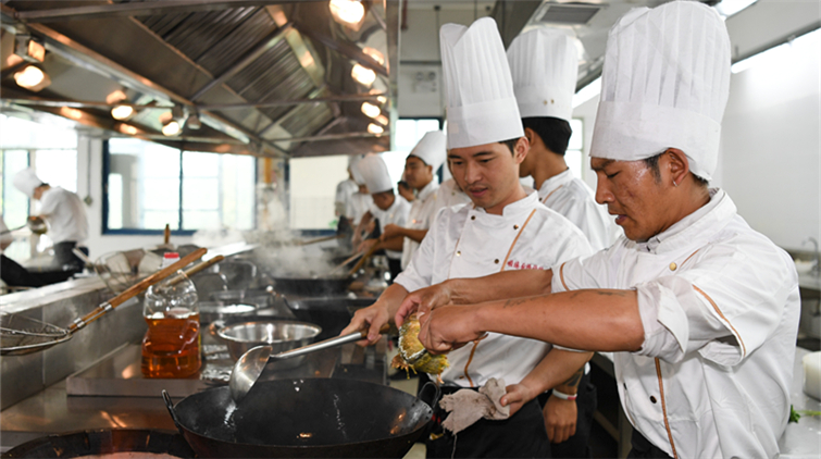 「廚師村」「技工村」「月嫂村」不斷湧現 粵「三項工程」帶動就業259萬人次