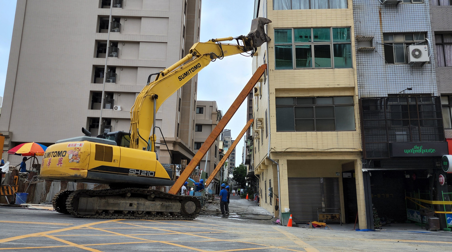 台灣高雄一工地周邊塌陷 7棟房屋成危樓須拆除