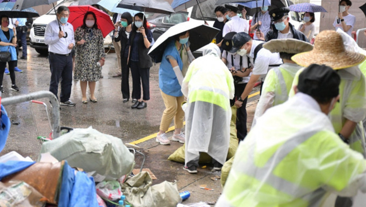 卓永興視察多區後巷 指示部門從速處理土瓜灣遊樂場入口「垃圾陣」
