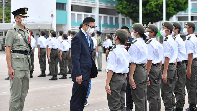 有片｜海關青年領袖團85名團員結業 以中式步操接受鄧炳強檢閱