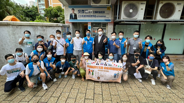 梁宏正及吳傑莊探訪葵涌邨基層家庭 派發物資