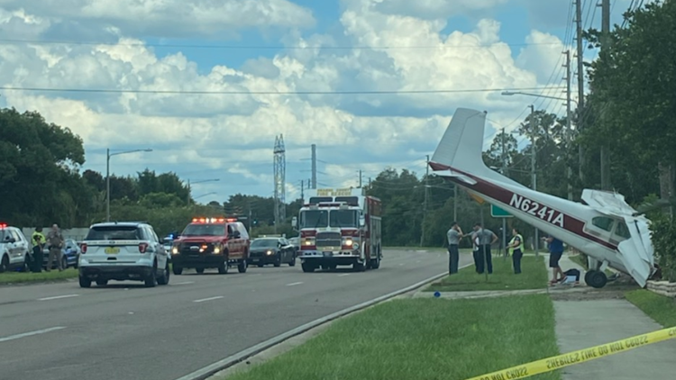 美國一架飛機燃油耗盡：緊急降落機頭衝撞柵欄