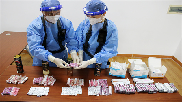 拱北海關在過境郵件中查獲管制精神藥品