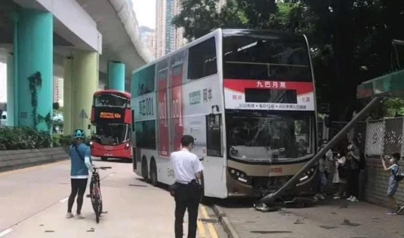 九巴彩虹衝上行人路撞毀燈柱 釀12傷