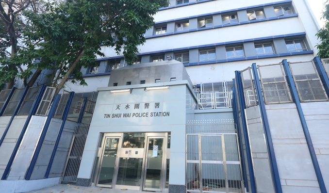 「12逃犯案」喬映瑜刑滿返港 由警員押送至天水圍警署