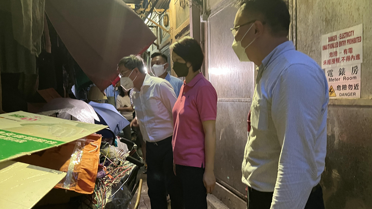 卓永興昨晚聯同民建聯議員巡查衛生黑點 指擬修例處理私家街衛生問題