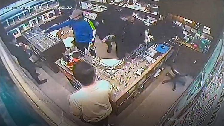 有片｜4匪持槍搶劫銅鑼灣表行 劫走逾70隻名貴手表