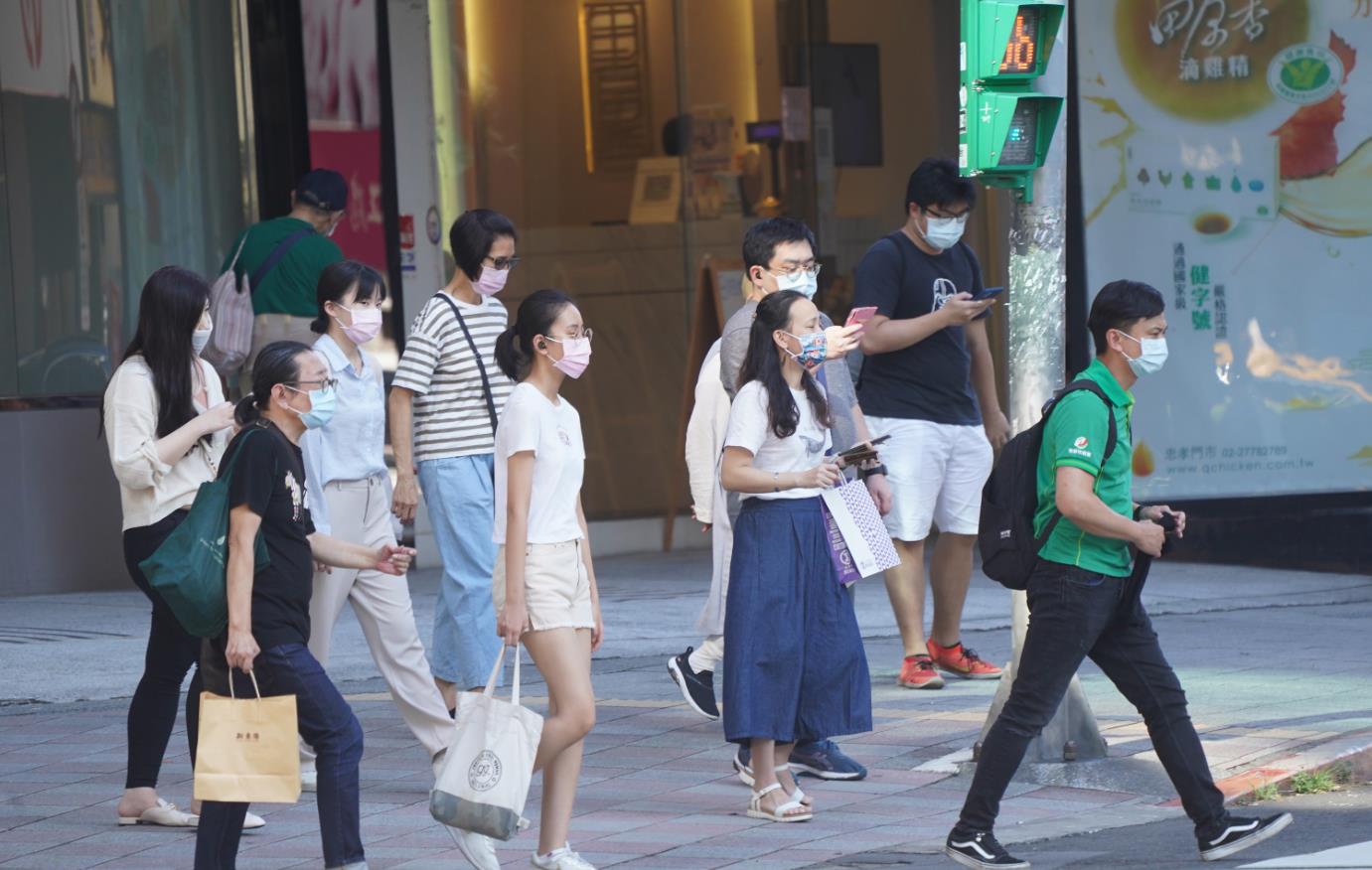 台灣31日新增逾3.4萬例新冠確診 再多21人死亡