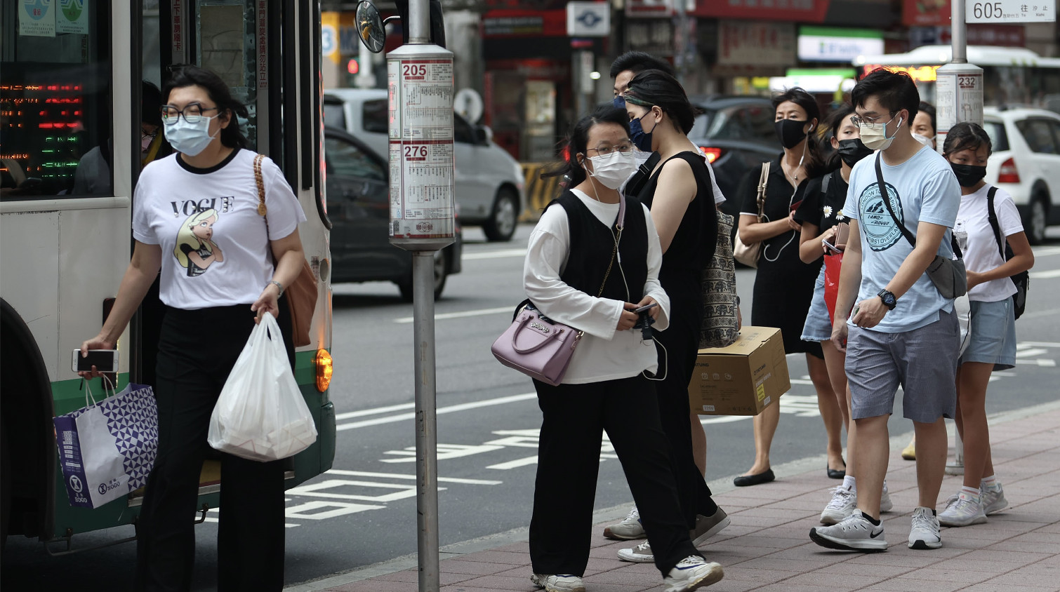 台灣疫情升溫 單日確診數再破3萬