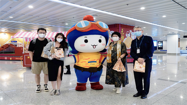 珠海機場派中秋禮包祝福旅客團圓