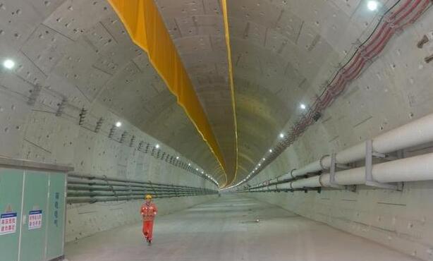 廣湛高鐵重要工程湛江灣海底主航道順利穿越