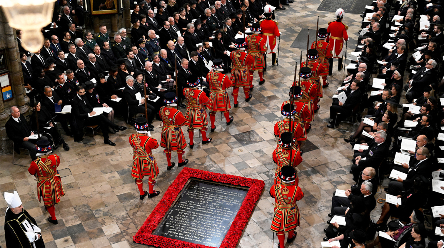 英國女王伊利沙伯二世被安葬 與已故丈夫合葬