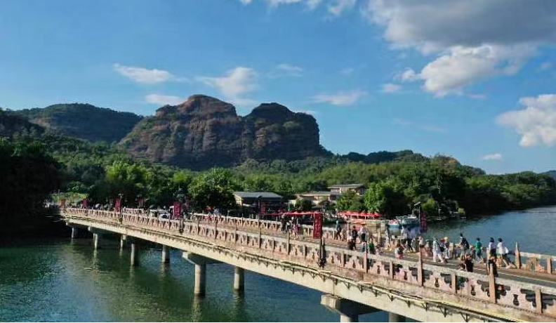 廣東丹霞山旅遊人氣旺 景區現場井然有序